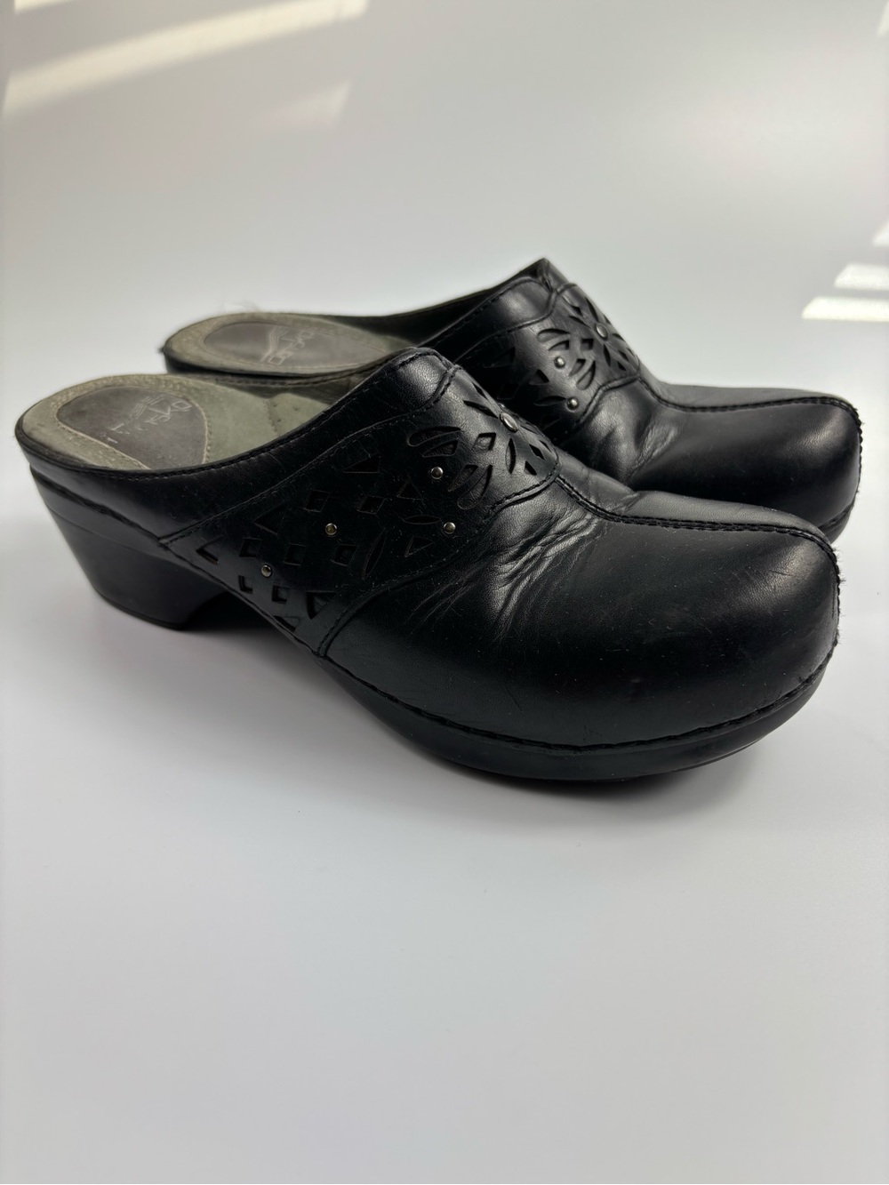 Dansko Black Leather Shyanne Floral Laser Cut Slip On Clogs Women Sz 38 US 7.5-8